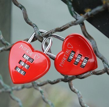 LE CADENAS DE L'AMOUR PUISSANT.